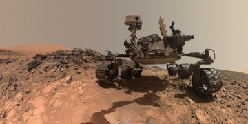 O Robô Curiosity está sozinho em Marte, então quem tira fotos dele?