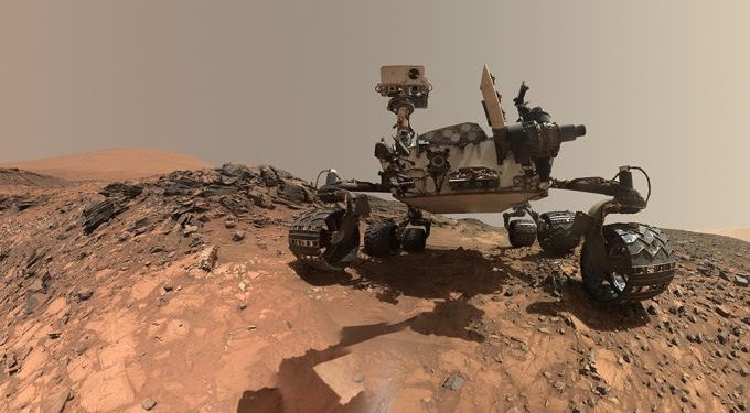 O Robô Curiosity está sozinho em Marte, então quem tira fotos dele?