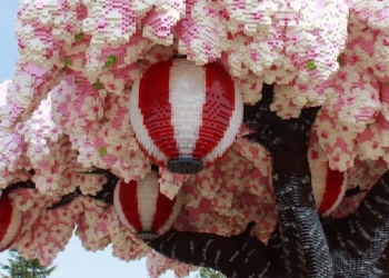 Japão expõe cerejeira de LEGO composta por mais de 800 mil peças