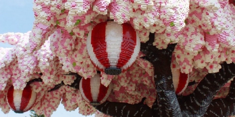 Japão expõe cerejeira de LEGO composta por mais de 800 mil peças