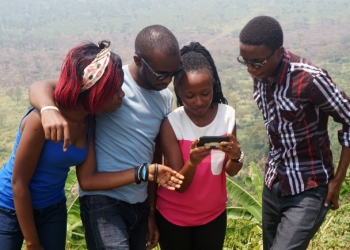 ‘Para diminuir fofocas’ o governo de Uganda taxou o uso de Whatsapp e Facebook