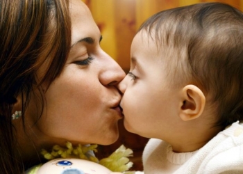 Beijar os filhos na boca é certo ou errado? Veja o que dizem especialistas