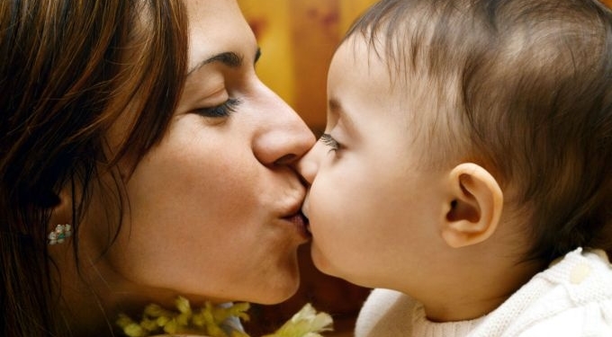 Beijar os filhos na boca é certo ou errado? Veja o que dizem especialistas
