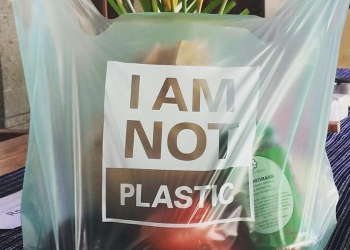 Inventaram um plástico de amido de mandioca que dissolve na água quente