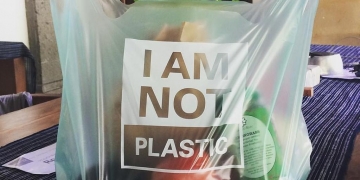 Inventaram um plástico de amido de mandioca que dissolve na água quente