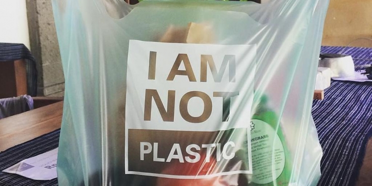 Inventaram um plástico de amido de mandioca que dissolve na água quente