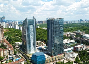 Enorme! Maior cachoeira artificial do mundo fica na China