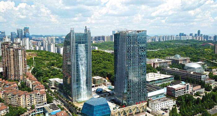 Enorme! Maior cachoeira artificial do mundo fica na China