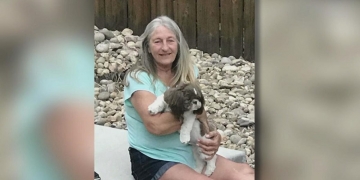 Por que essa mulher morreu depois de ser mordida por um filhote de cachorro?